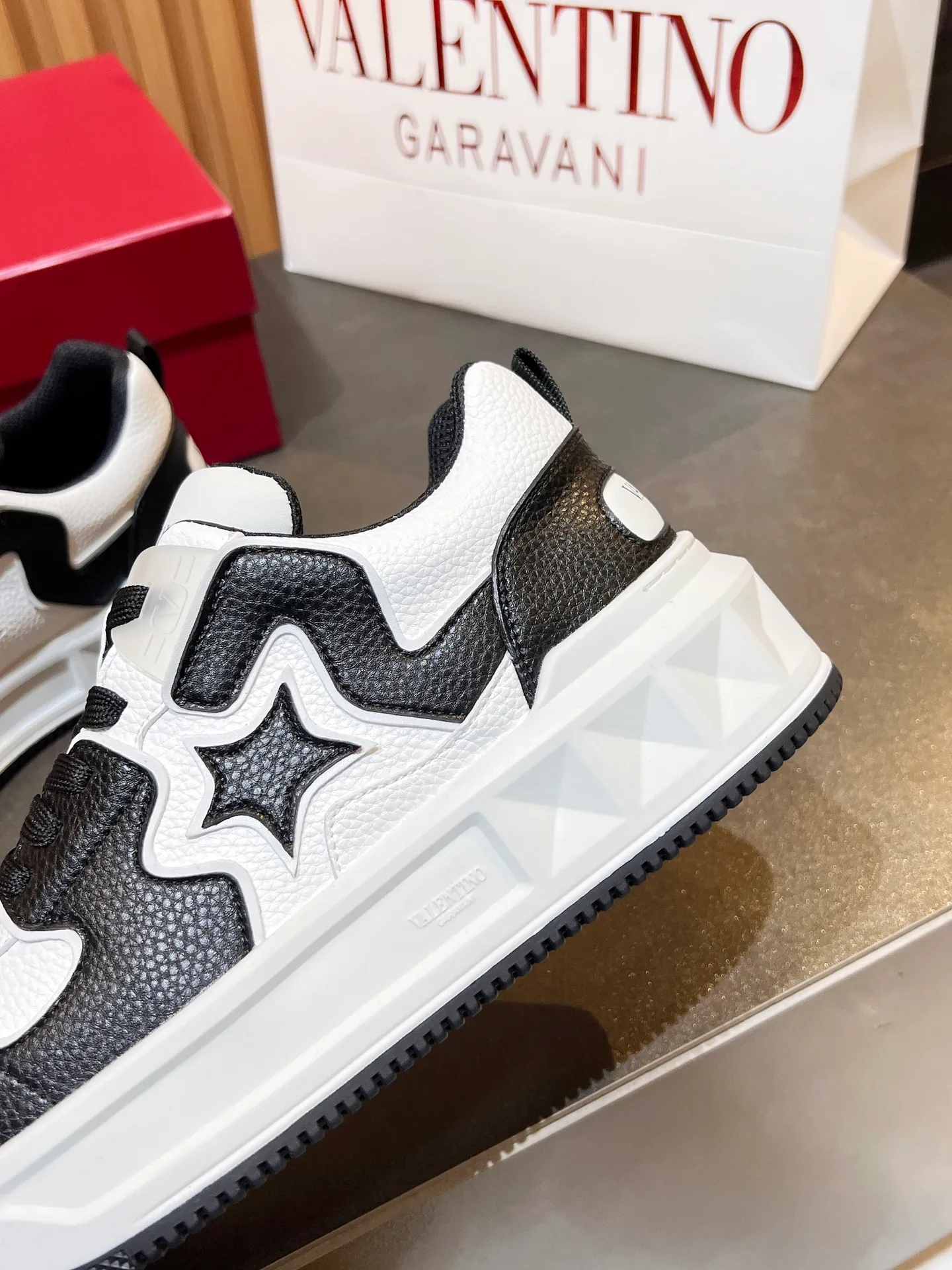 👟👟Ex-factory price 660👟👟 𝑽𝒂𝒍𝒆𝒏𝒕𝒊𝒏𝒐Valentino 𝑶𝒏𝒆𝑺𝒕𝒖𝒅 Couple casual sports shoes series Valentino 2024 new couple sports shoes are on sale. The original ZP was purchased and dismantled. Repeated pattern making and modification. I tried my best to restore it one to one! Top luxury masterpiece Signature five-pointed star design Soft and comfortable genuine leather with contrasting colors brings excellent and elegant texture and excellent on-foot comfort Top purchasing version upper: imported calfskin surface/original oil edge craftsmanship Outsole: original development 𝐓𝐏𝐔 two-color combination outsole Packaging: original configuration complete package Code number: 34-𝟒𝟓